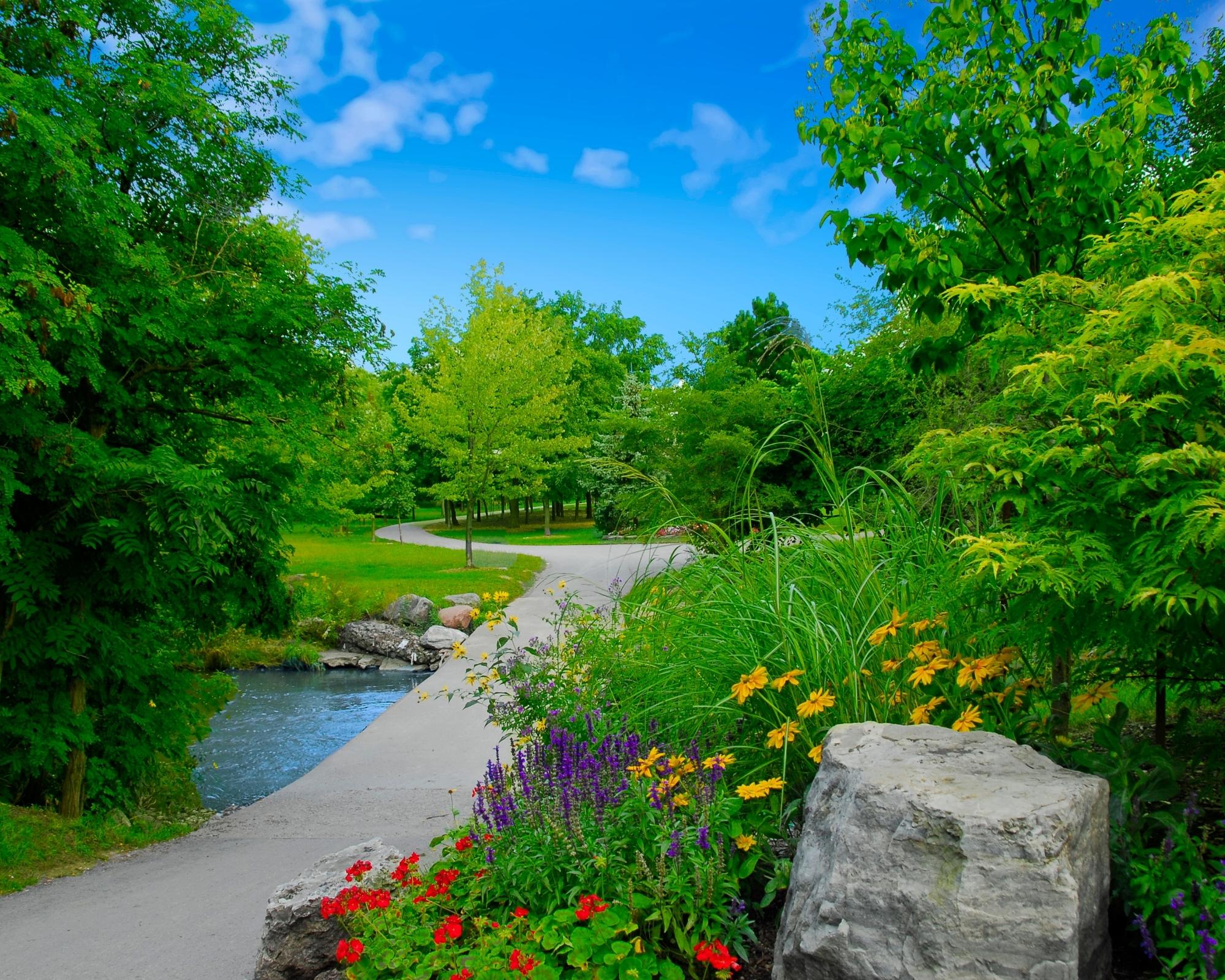 brampton-beautiful-garden-pathway